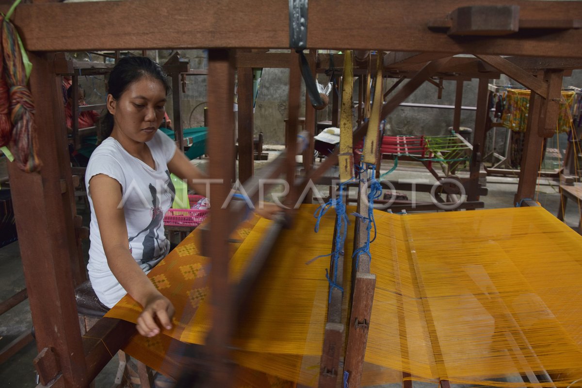 Produksi Kain Endek Khas Bali Antara Foto