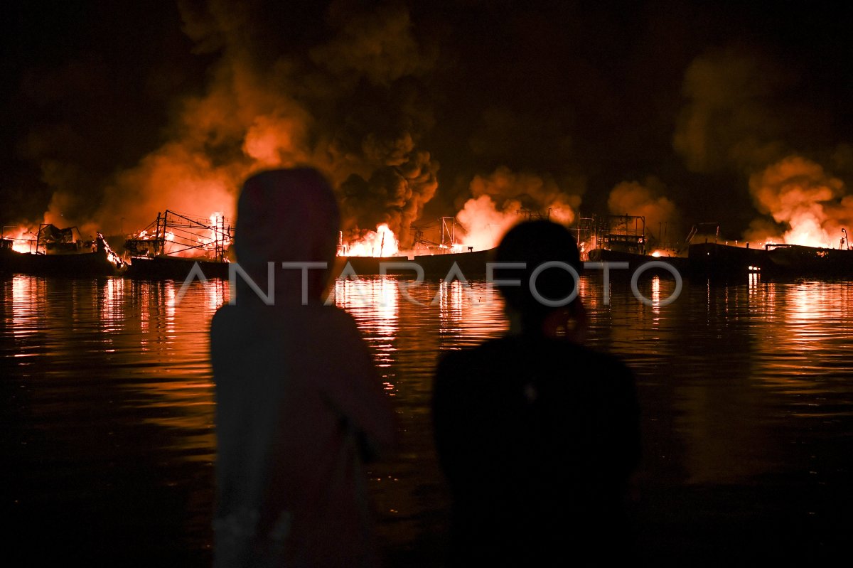 KEBAKARAN KAPAL DI PELABUHAN MUARA BARU ANTARA Foto