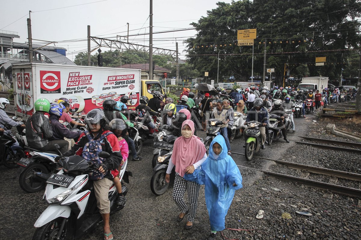 Rencana Penutupan Perlintasan Kereta Cakung Antara Foto