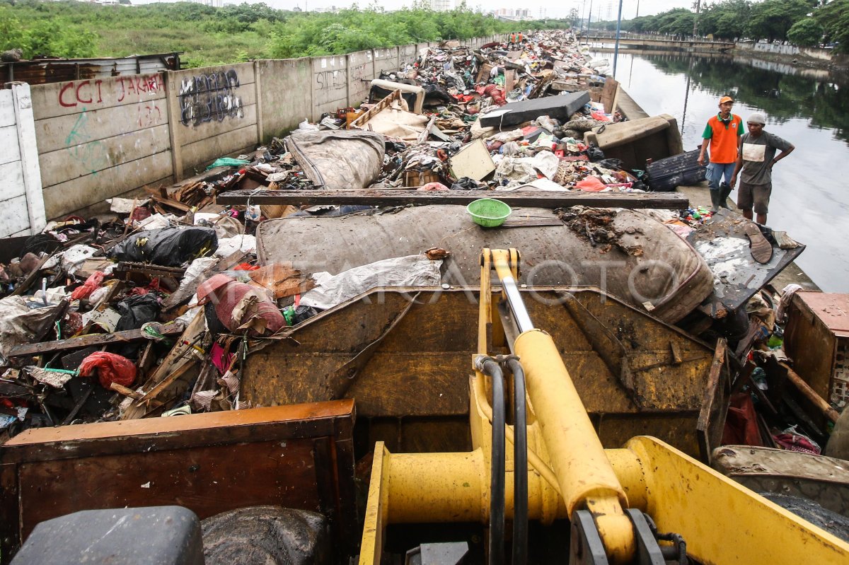 Sampah Sisa Banjir Daan Mogot Antara Foto