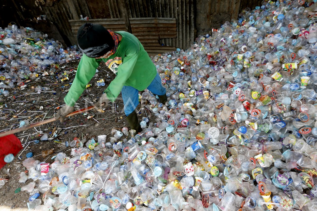 Pengelolaan Sampah Plastik Antara Foto