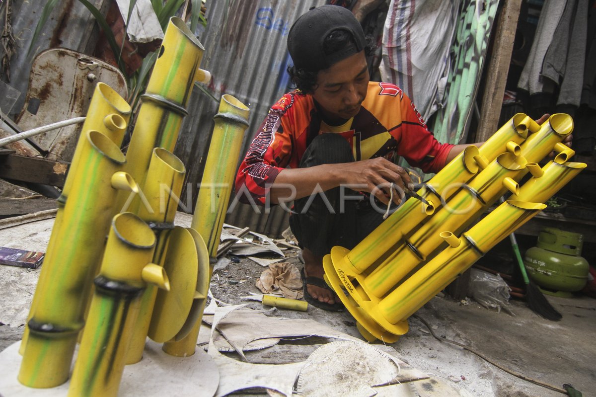 KERAJINAN AIR MANCUR DARI PIPA BEKAS ANTARA Foto