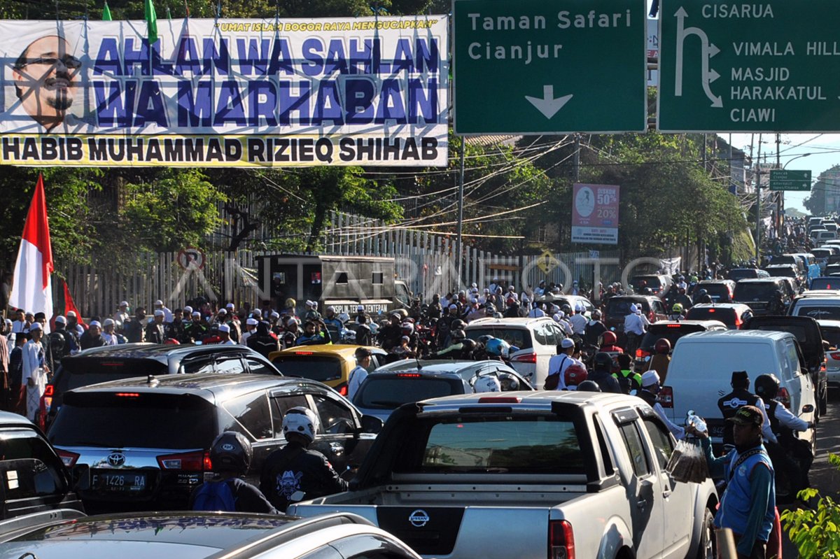 Kepadatan Di Jalur Puncak Bogor Antara Foto