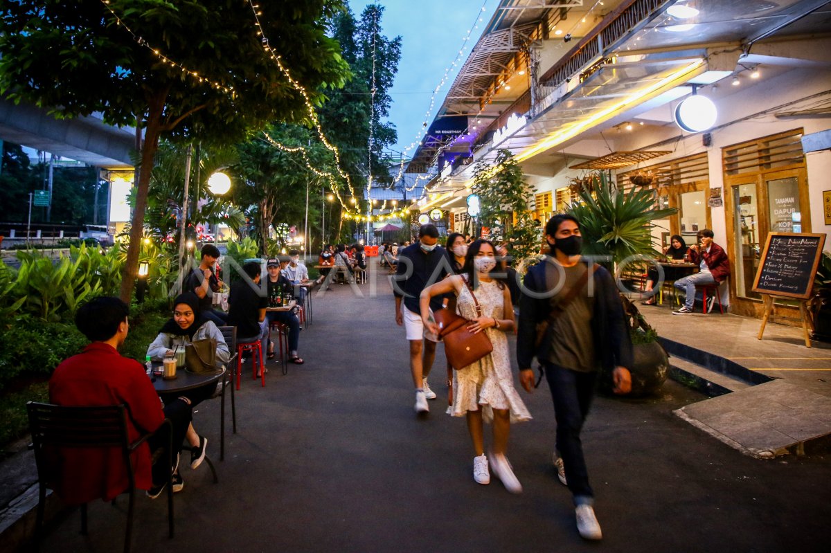 PEMBATASAN JAM OPERASIONAL RESTORAN ANTARA Foto