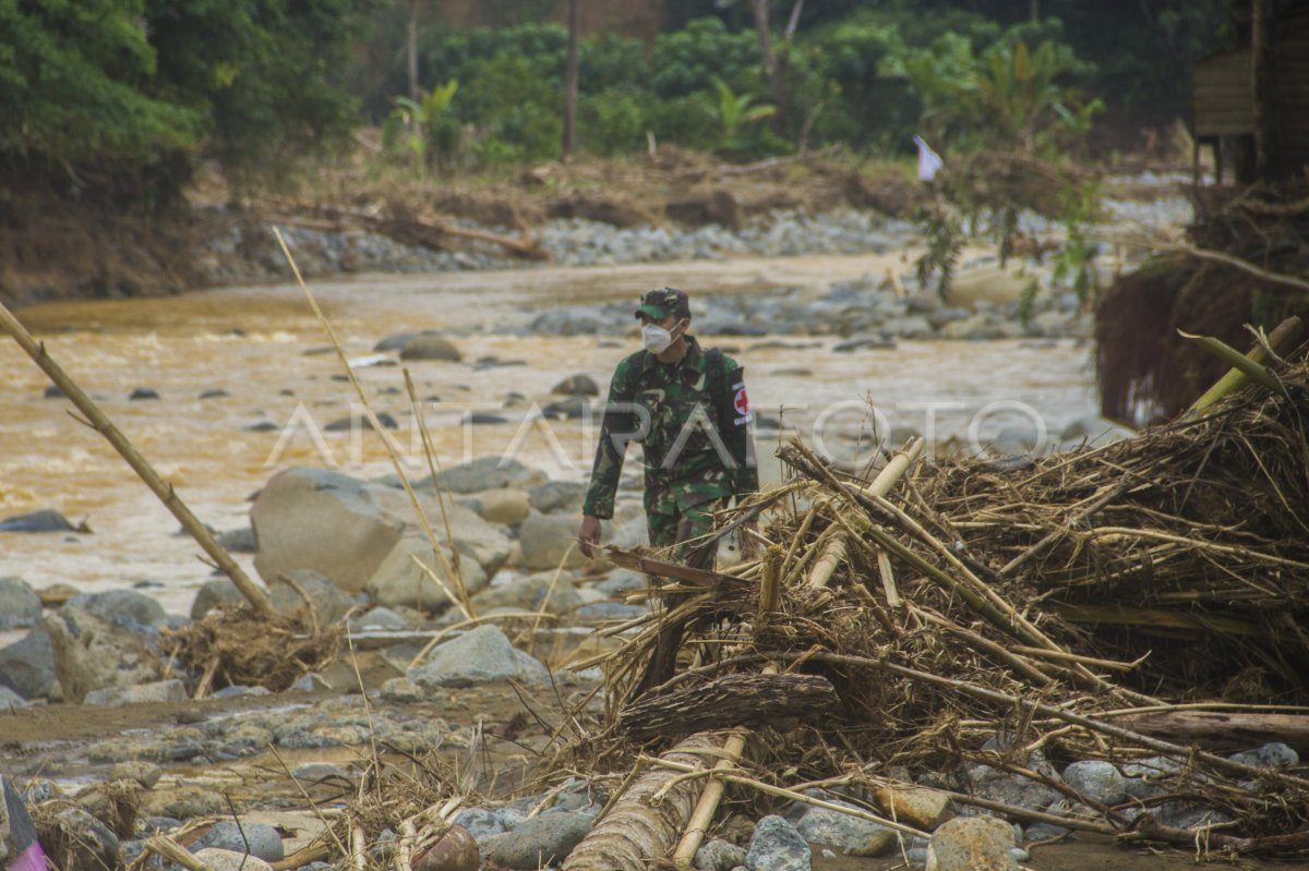 Pemeriksaan Kesehatan Korban Banjir Di Pedalaman Meratus Antara Foto