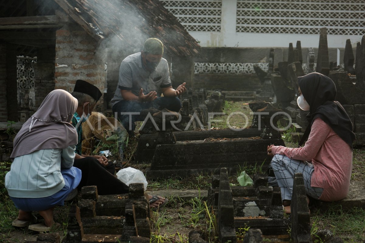 Ziarah Kubur Jelang Ramadhan Antara Foto