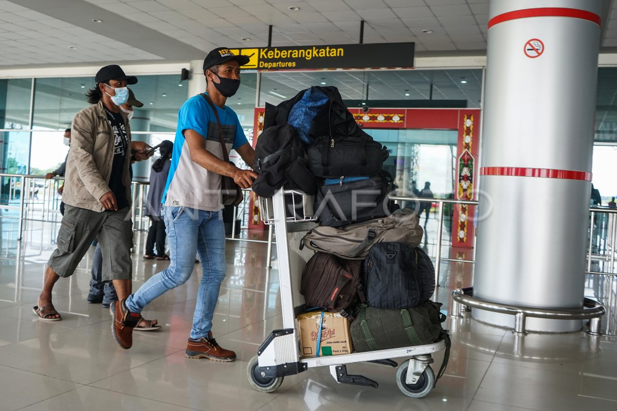 MUDIK LEBIH AWAL DI BANDARA TJILIK RIWUT ANTARA Foto