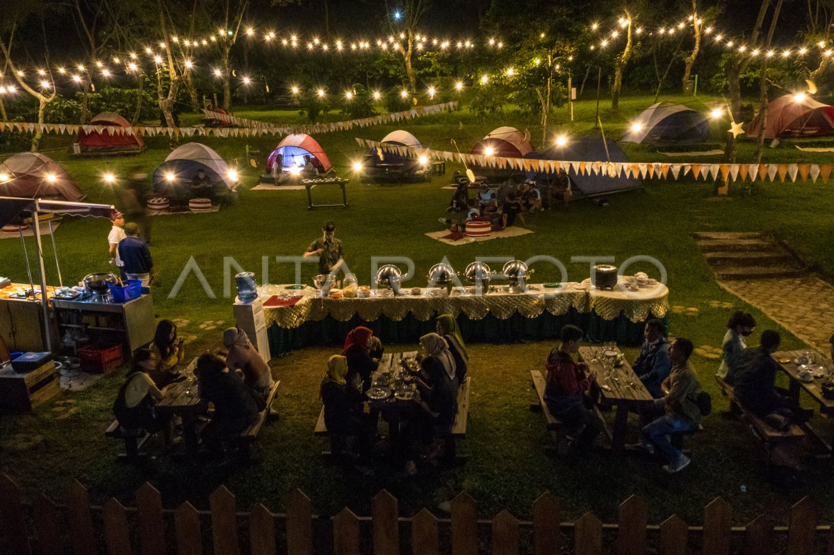 Restoran Luar Ruangan Berkonsep Perkemahan Antara Foto