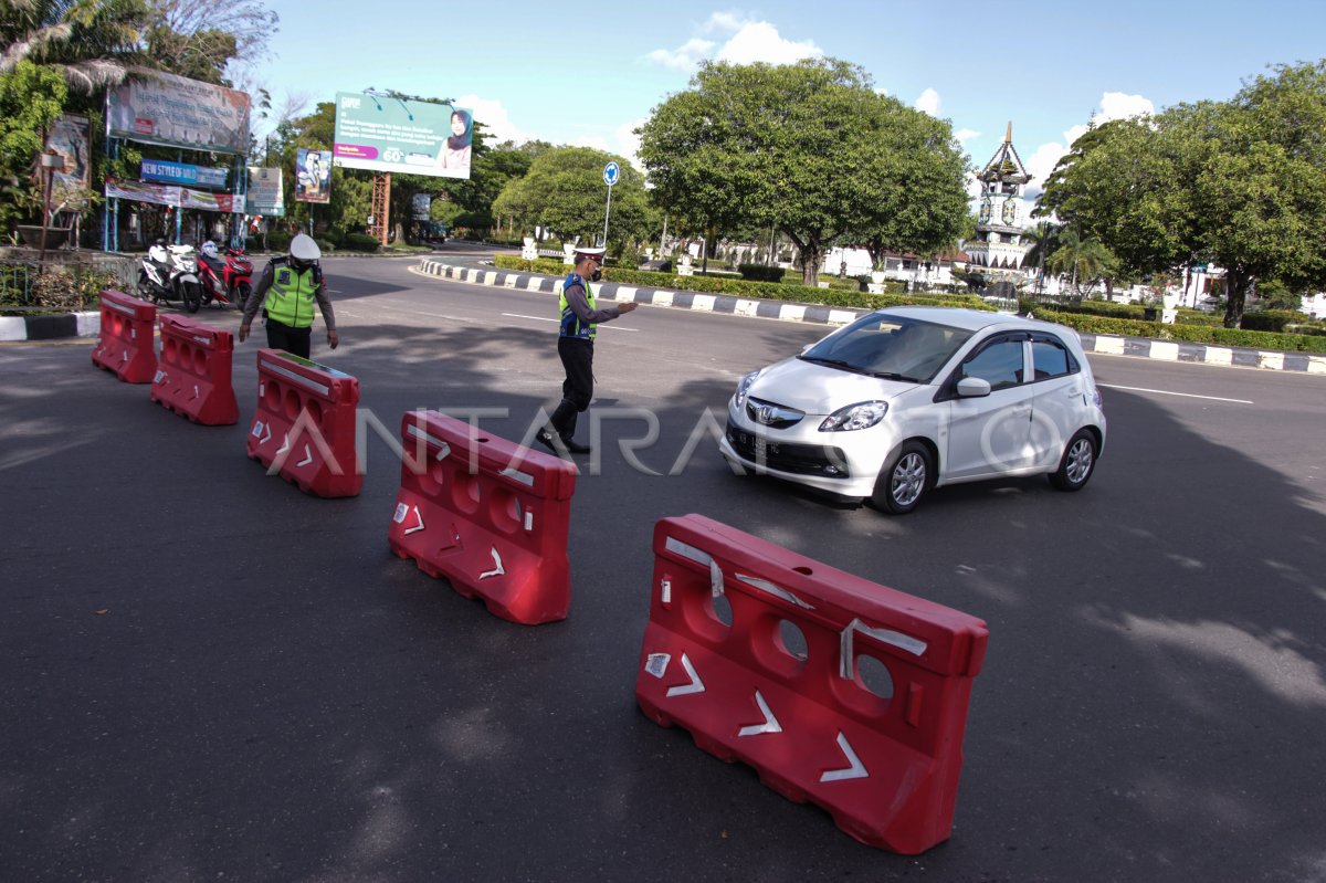 PENUTUPAN RUAS JALAN PROTOKOL UNTUK PPKM MIKRO ANTARA Foto