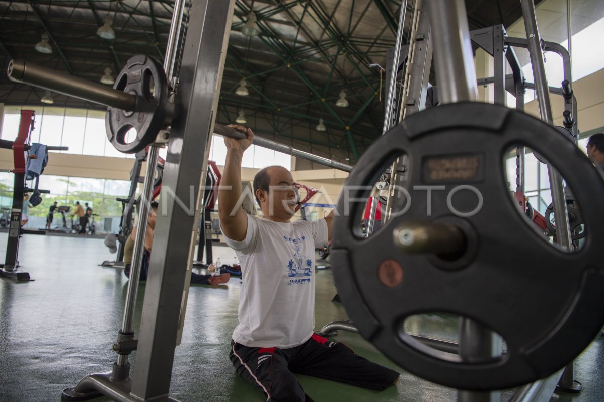 LATIHAN ATLET ANGKAT BERAT SUMATERA SELATAN JELANG PEPARNAS ANTARA Foto