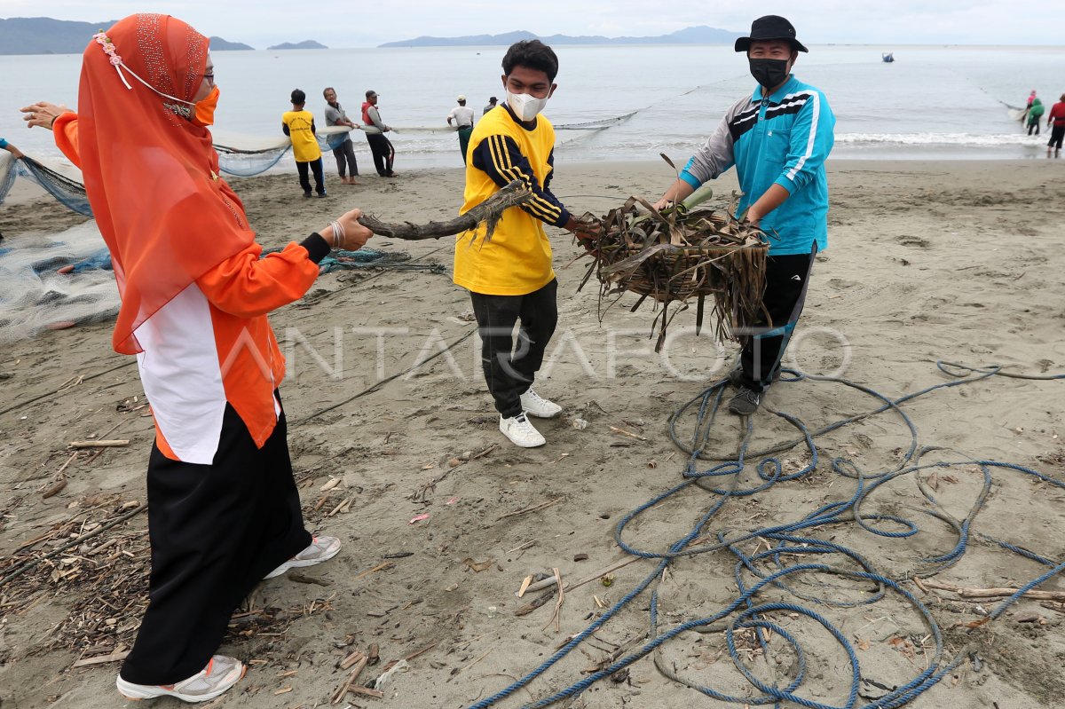 Bersihkan Sampah Pantai Wisata Antara Foto