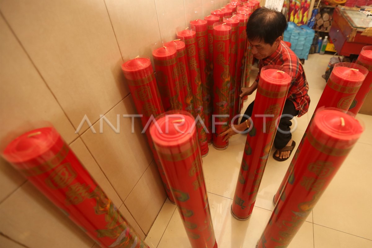 KEBUTUHAN LILIN UNTUK IBADAH IMLEK ANTARA Foto