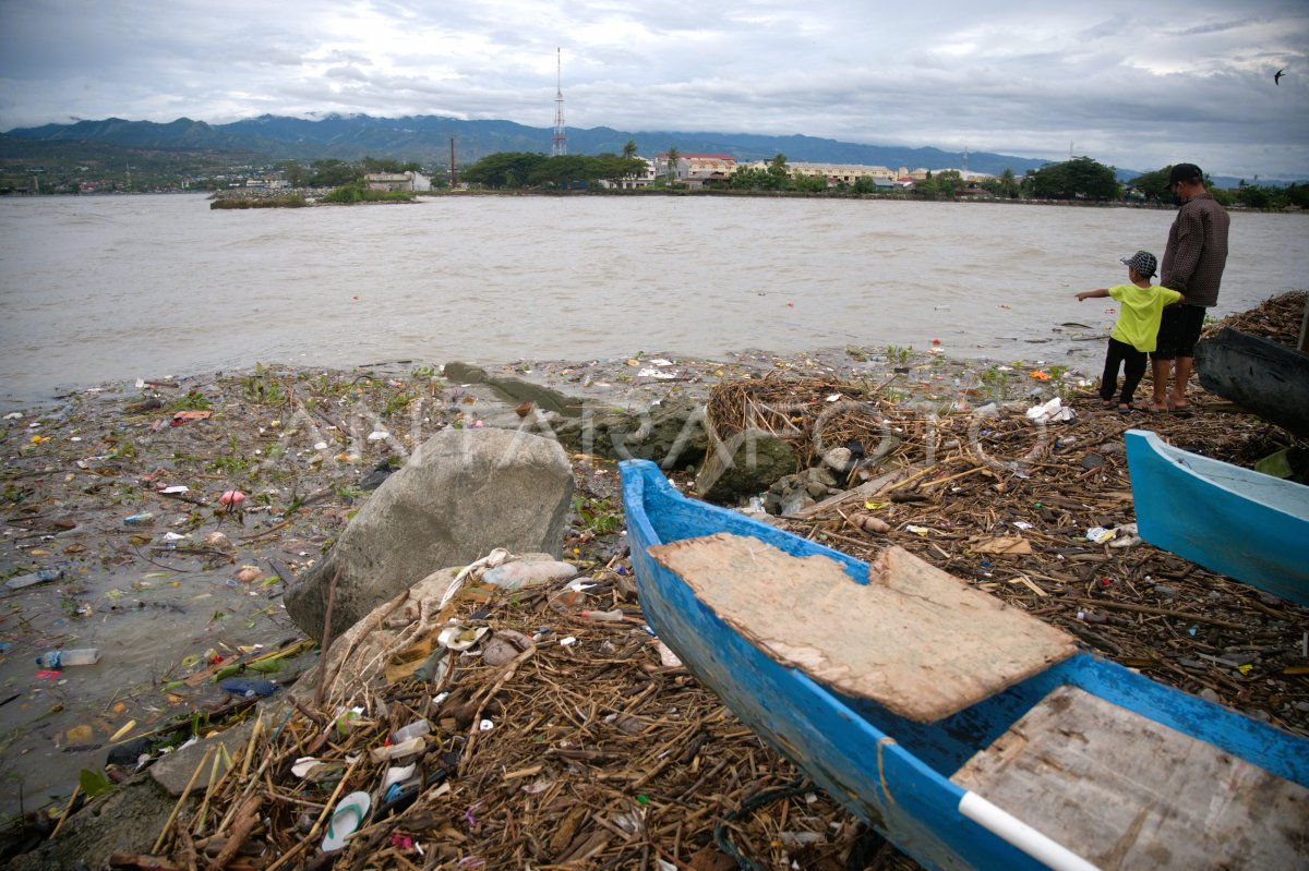 SAMPAH KIRIMAN DI TELUK PALU ANTARA Foto