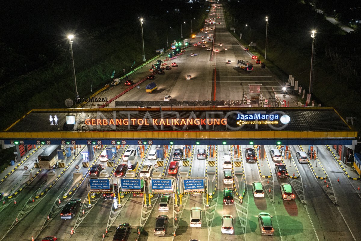 Gerbang Tol Kalikangkung Ramai Lancar Antara Foto