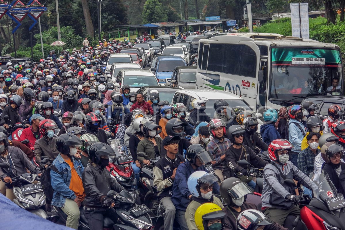 Kendaraan Wisatawan Padati Jalur Puncak Bogor Antara Foto