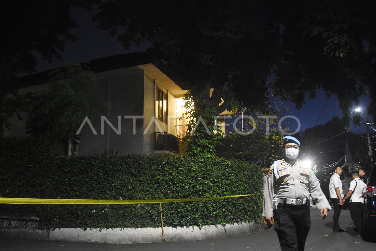 Rumah Dinas Kadiv Propam Polri Dijaga Polisi Antara Foto