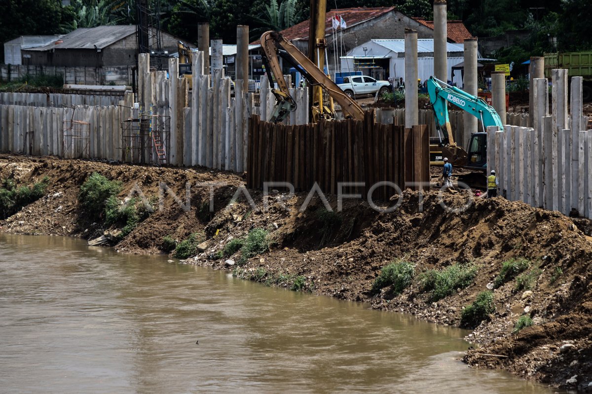 PEMBANGUNAN SARINGAN SAMPAH DI KALI CILIWUNG ANTARA Foto