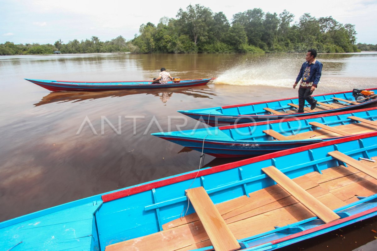 PENYALURAN BANTUAN PERAHU DAN OPERASIONAL BBM PENDIDIKAN ANTARA Foto