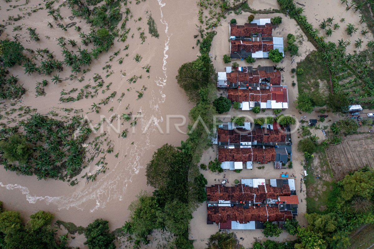 Banjir Bandang Di Perumahan Dinar Indah Semarang Antara Foto