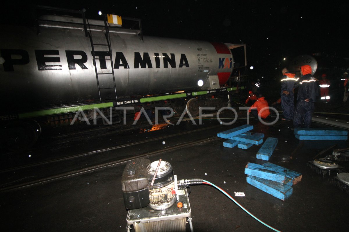 Gerbong Kereta Pengangkut Bbm Anjlok Di Sidoarjo Antara Foto