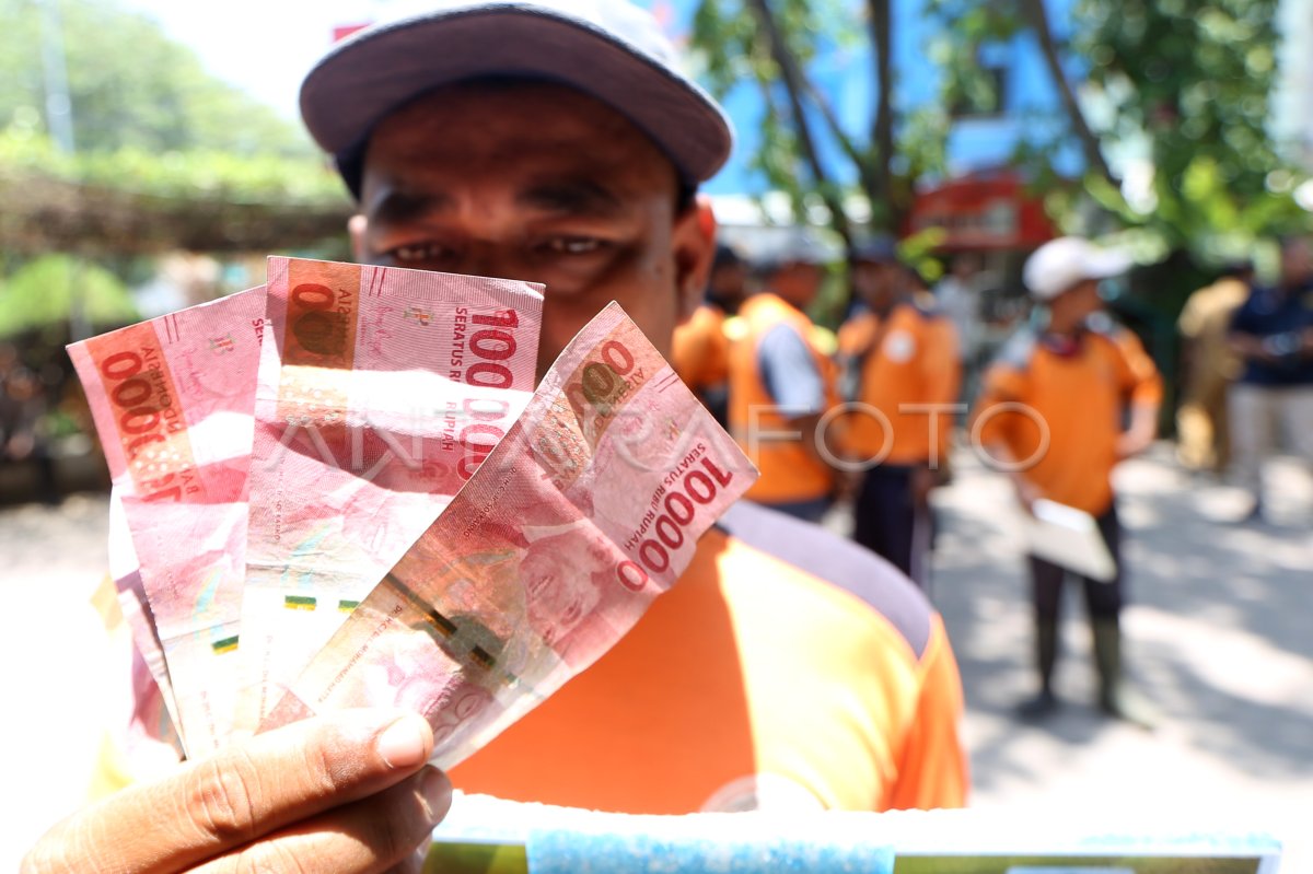 ZAKAT BAITUL MAL UNTUK TENAGA KEBERSIHAN ANTARA Foto