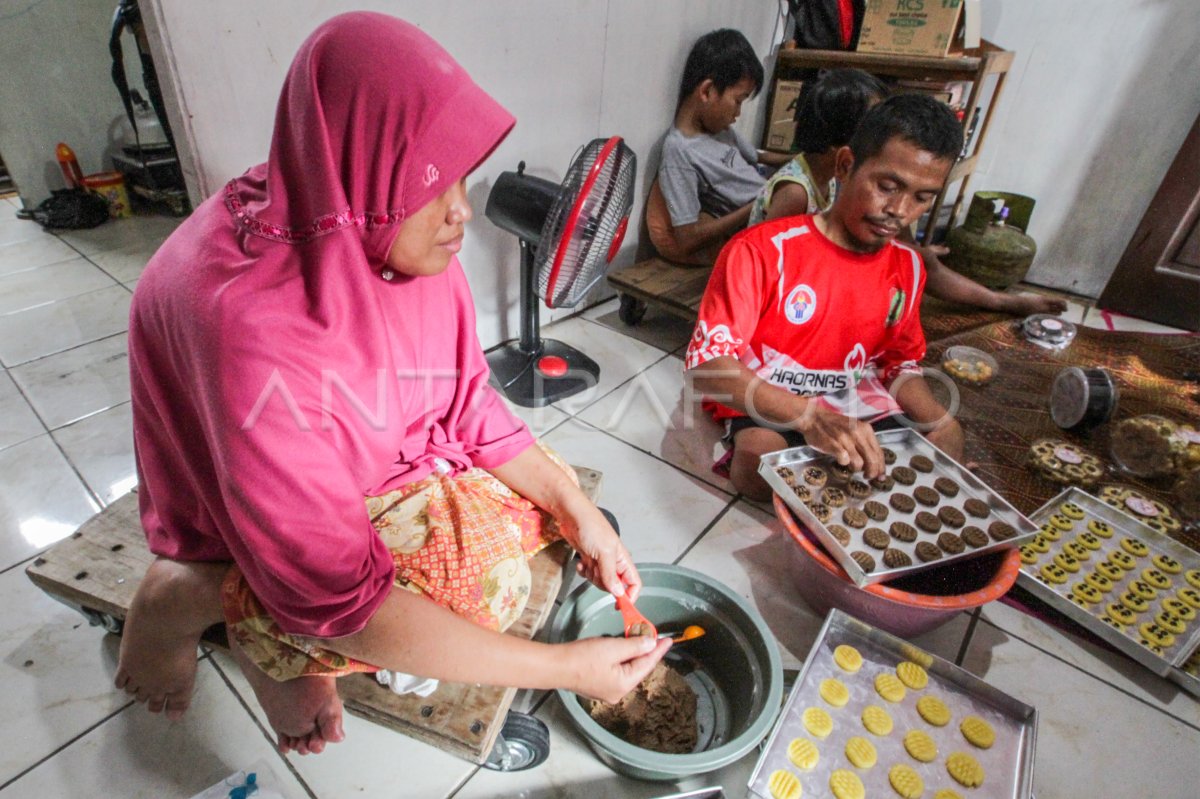 Produksi Kue Kering Peyandang Disabilitas Antara Foto