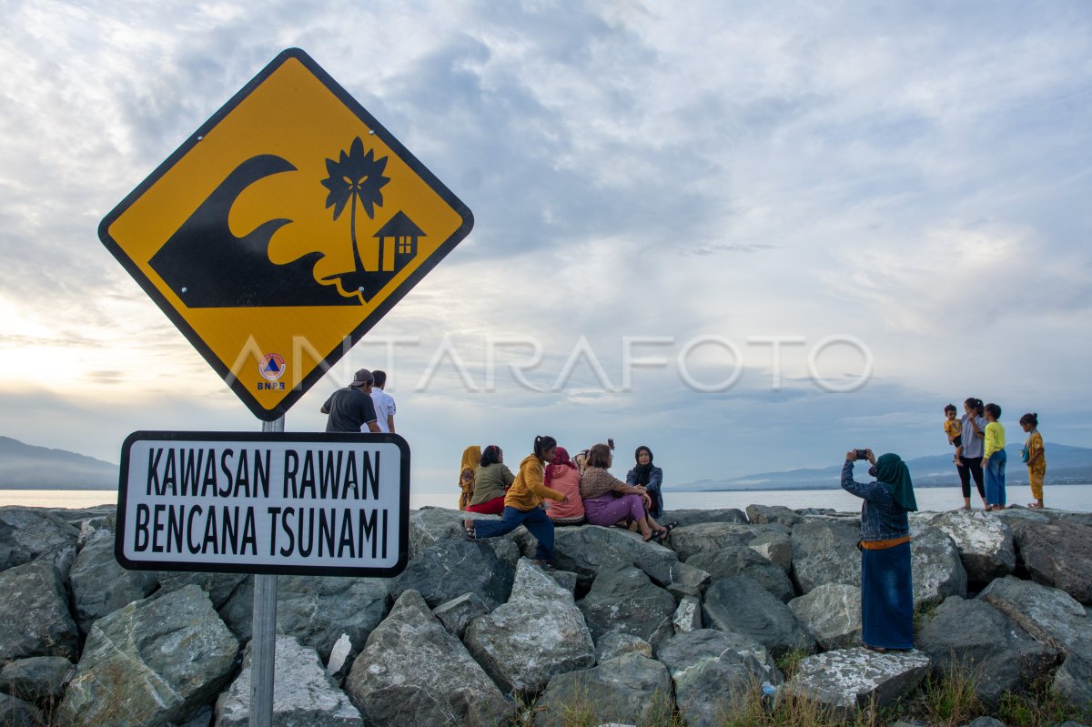 Pemasangan Rambu Peringatan Kawasan Rawan Tsunami Antara Foto