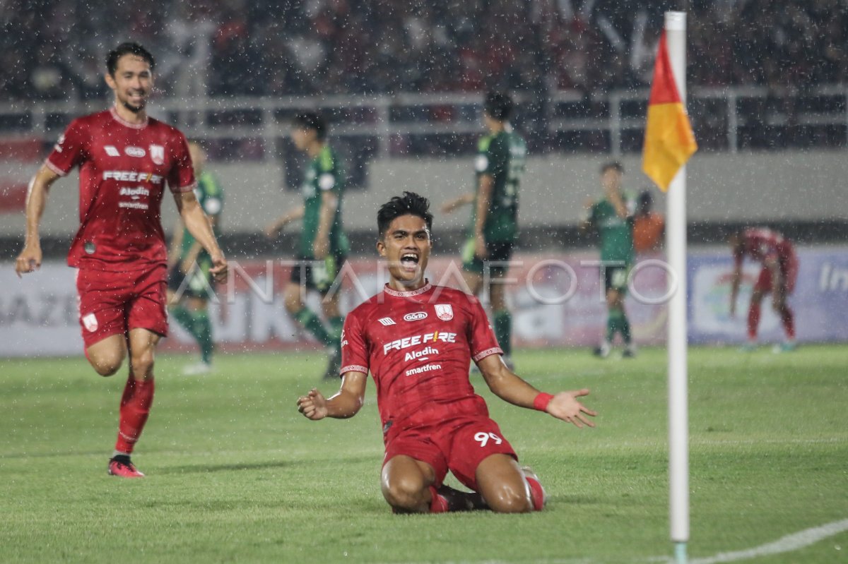 Pertandingan Uji Coba Persis Solo Joenbuk ANTARA Foto