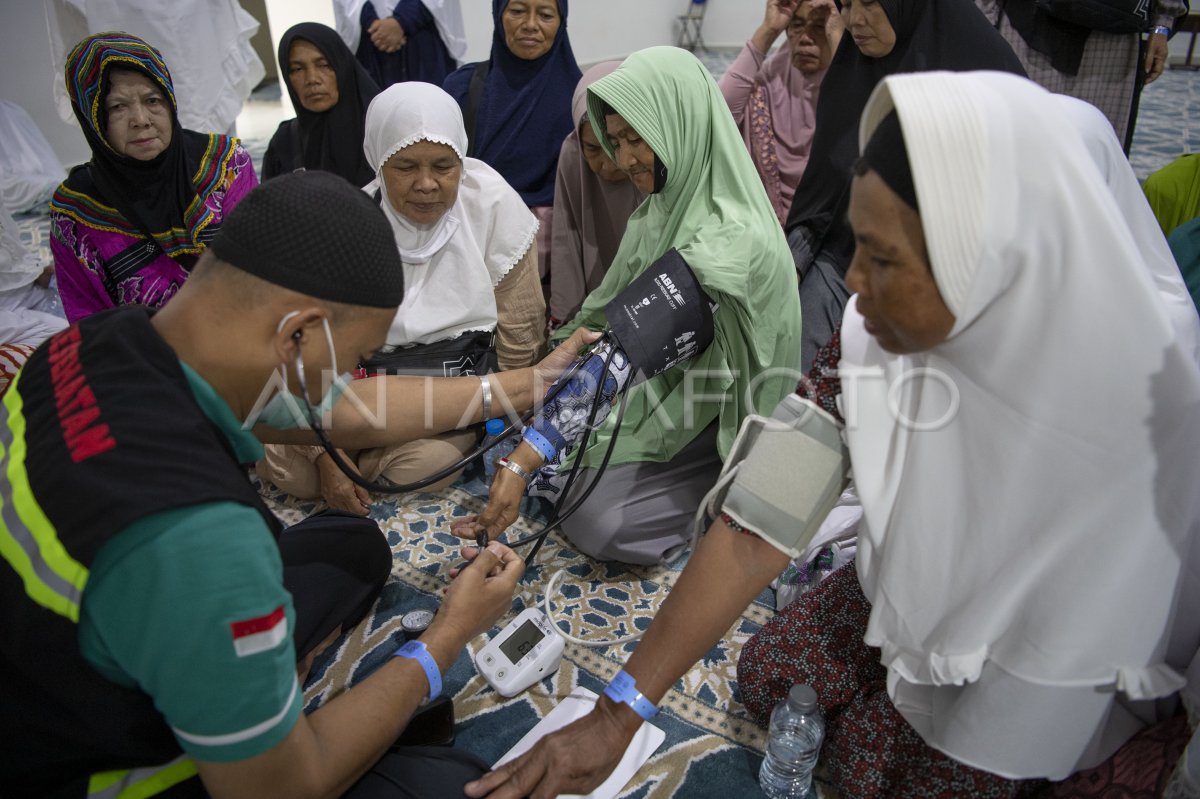 Senam Jamaah Calon Haji Lansia ANTARA Foto