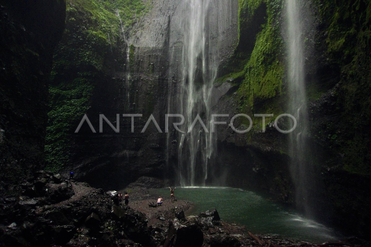 Kunjungan Wisatawan Air Terjun Madakaripura Antara Foto