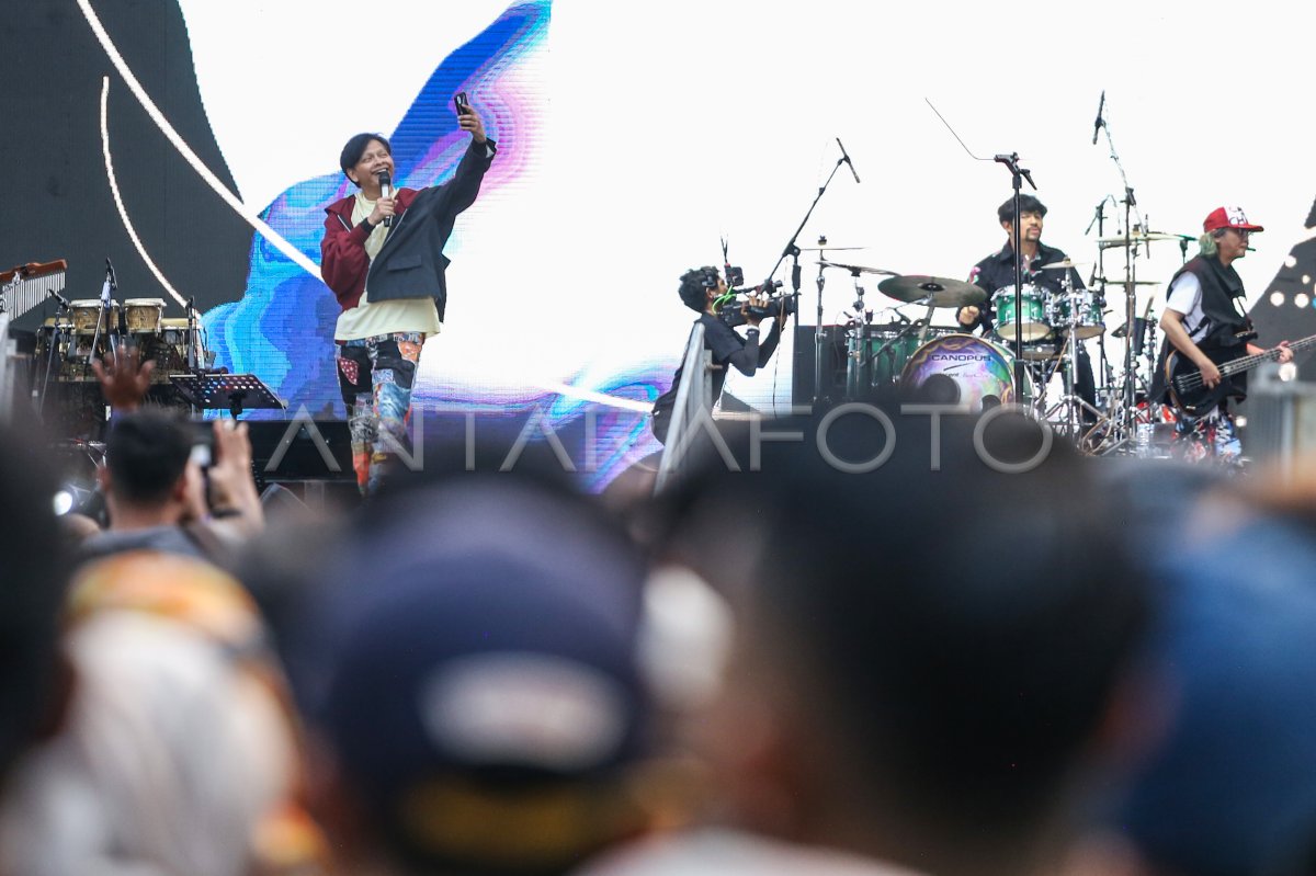 Penampilan Gigi Di BNI Loud Fest ANTARA Foto