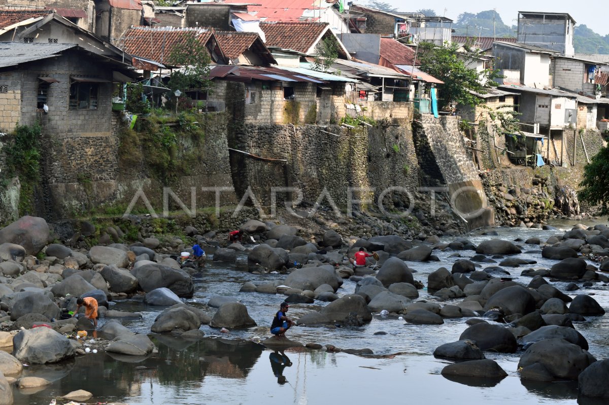 Debit Air Di Sungai Ciliwung Bogor Menyusut Antara Foto