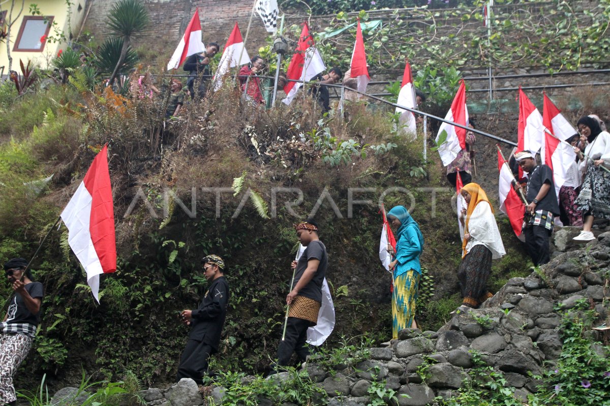 Upacara Bendera Di Sungai Brantas Antara Foto