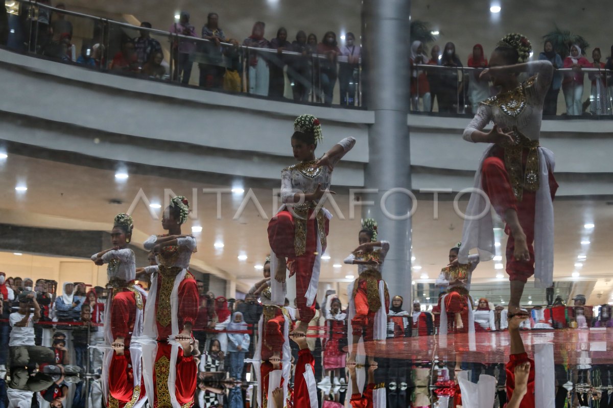 Tarian Tradisional Memperingati Hut Ri Ke Antara Foto