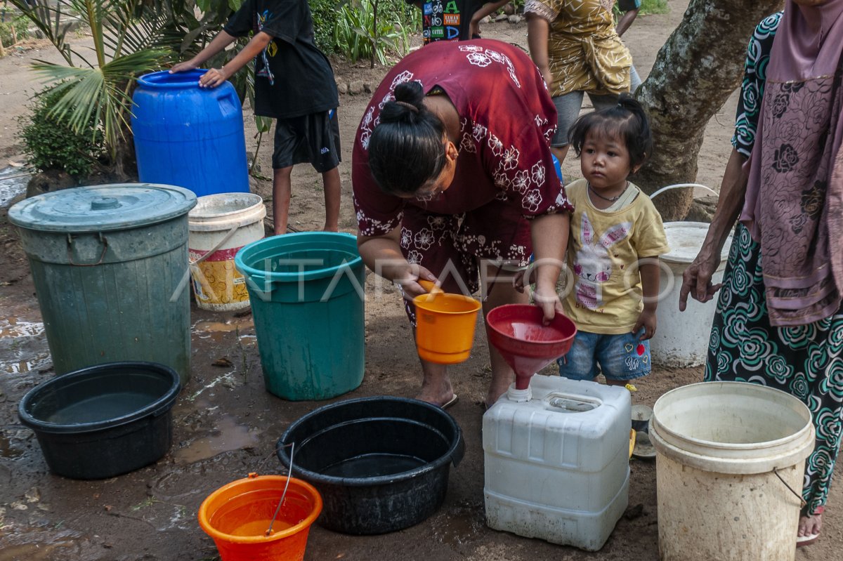 Bantuan Air Bersih Di Lebak Antara Foto