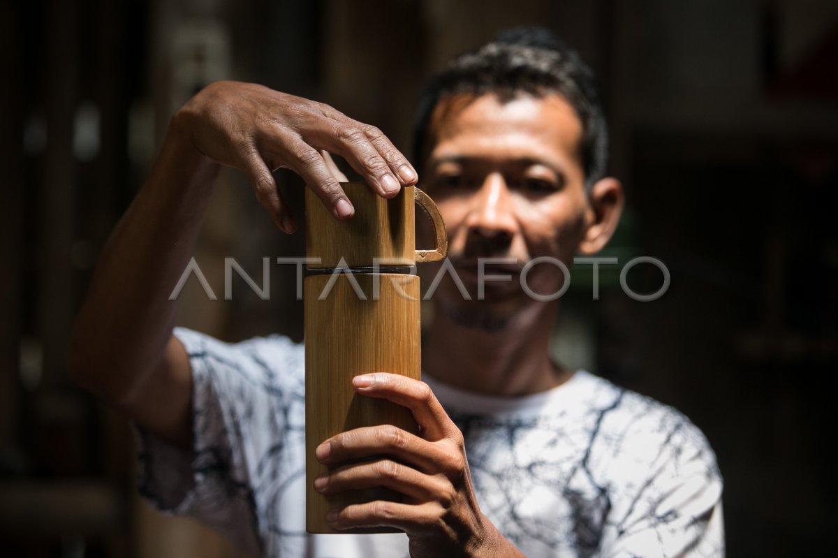 Kerajinan Wadah Air Minum Berbahan Bambu Antara Foto