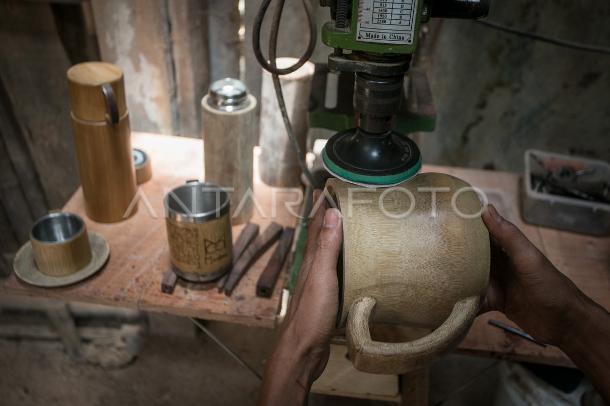 Kerajinan Wadah Air Minum Berbahan Bambu Antara Foto