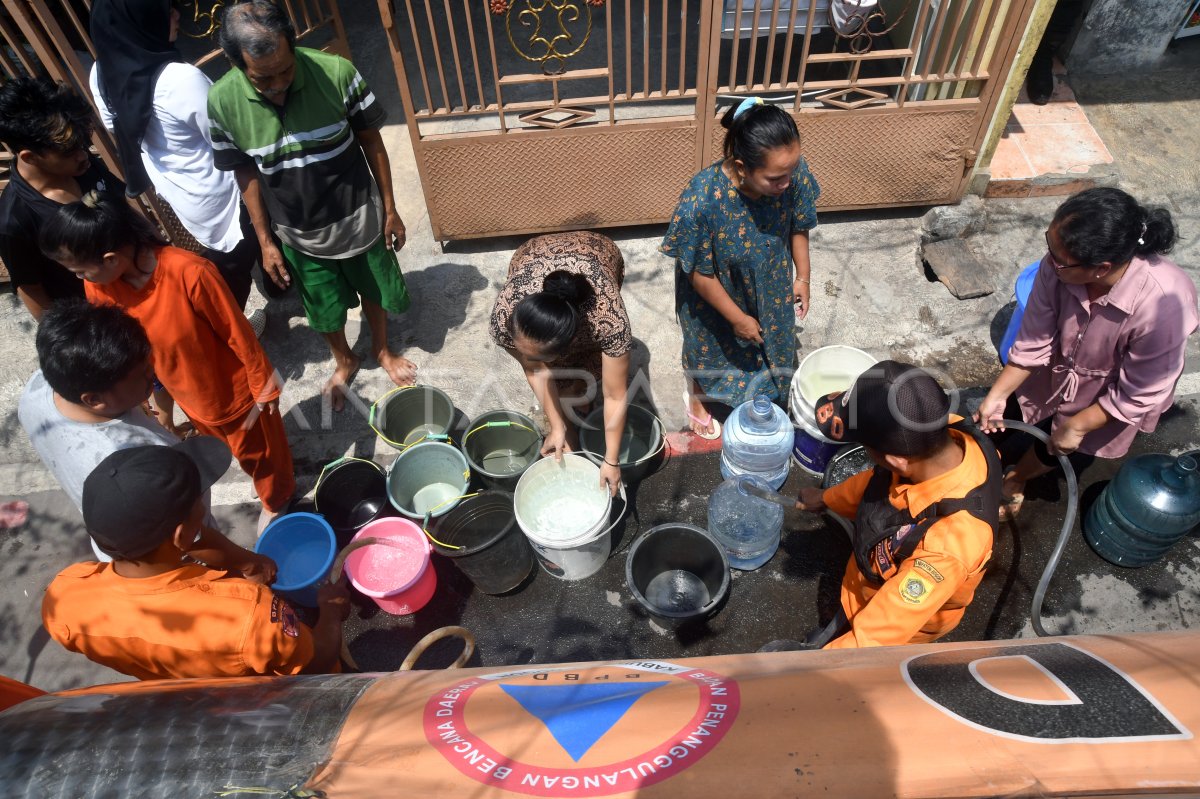 BPBD Kabupaten Bogor Distribusikan Air Bersih ANTARA Foto