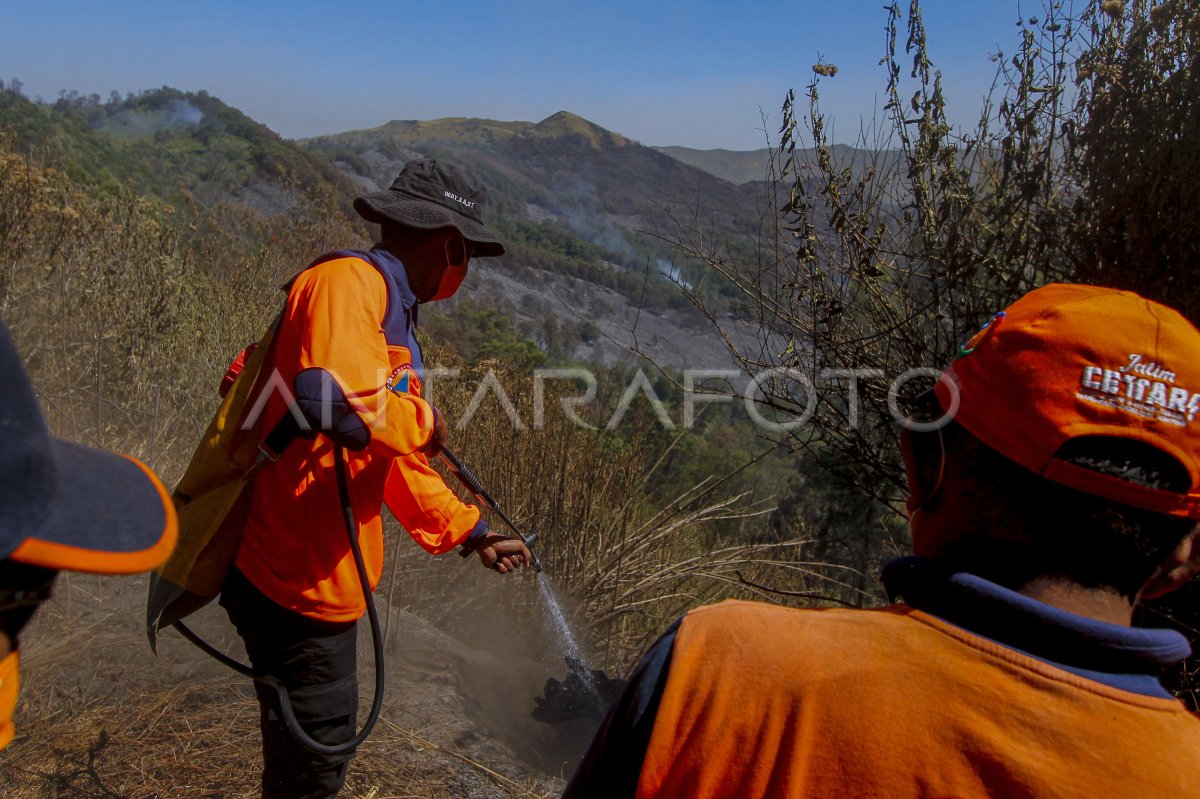 Upaya Pemadaman Api Kebakaran Gunung Bromo Antara Foto