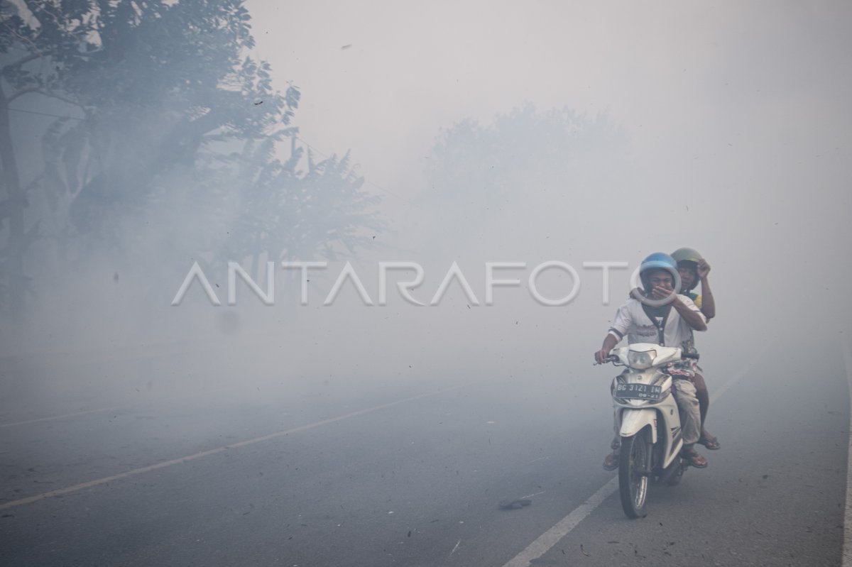 Asap Kebakaran Lahan Mengganggu Pengguna Jalan ANTARA Foto