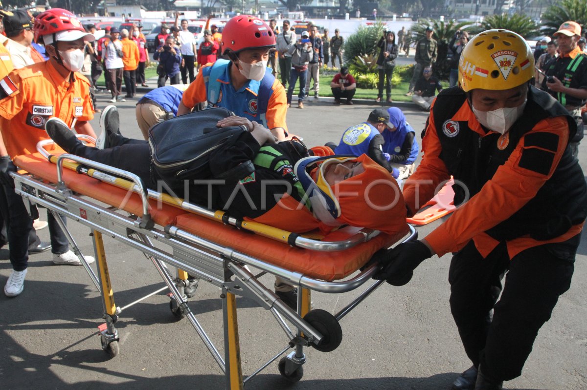 Simulasi Penanganan Korban Kecelakaan Di Malang Antara Foto