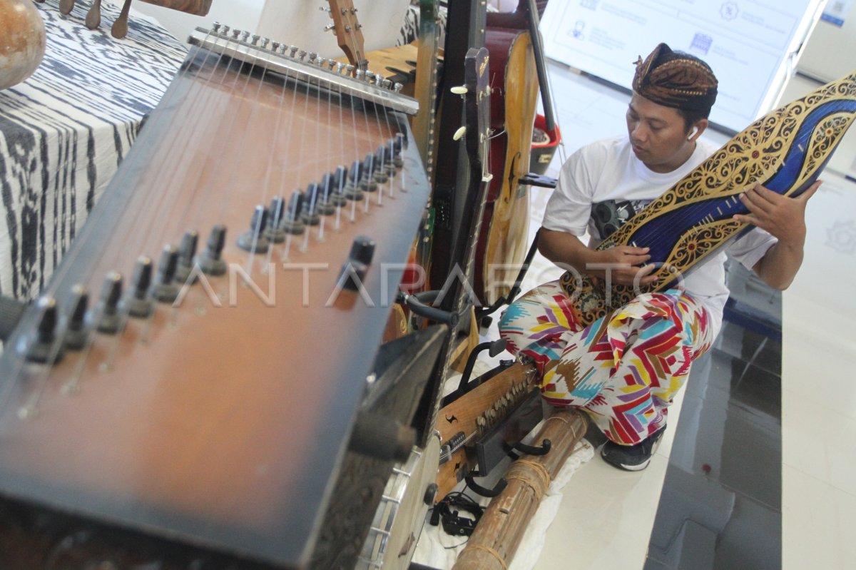 Pameran Alat Musik Tradisional Di Malang ANTARA Foto