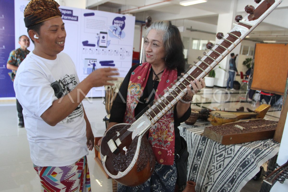 Pameran Alat Musik Tradisional Di Malang Antara Foto