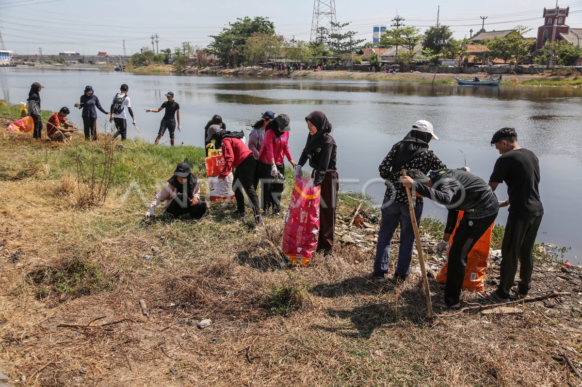 Aksi Milenial Bersih Bersih Sampah Di Bantaran Sungai ANTARA Foto