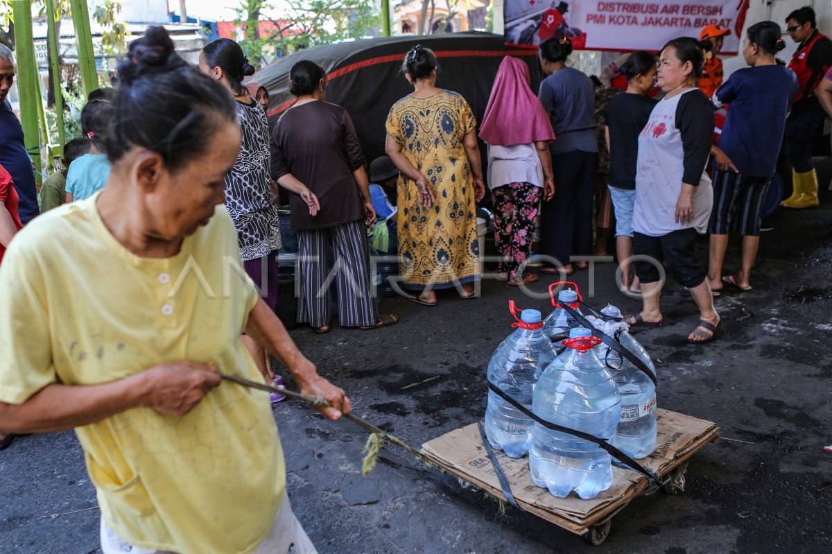 Distribusi Air Bersih ANTARA Foto