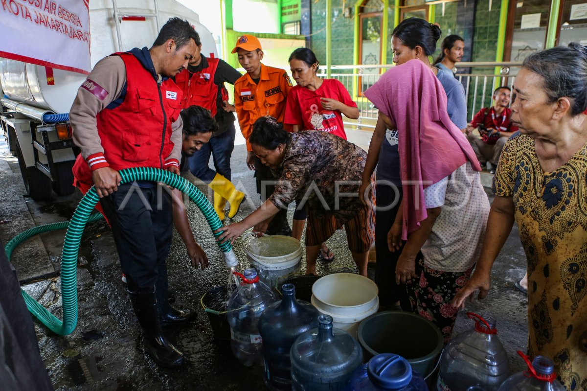 Distribusi Air Bersih ANTARA Foto