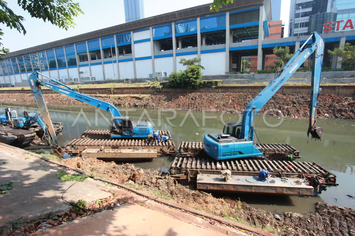 Pengerukan Kali Ciliwung Antara Foto