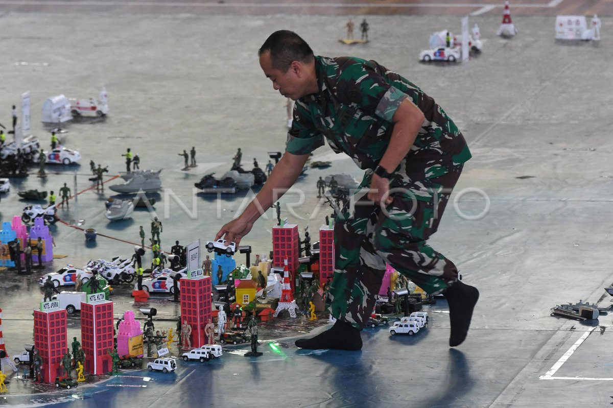 Tactical Floor Game Pengamanan KTT AIS ANTARA Foto