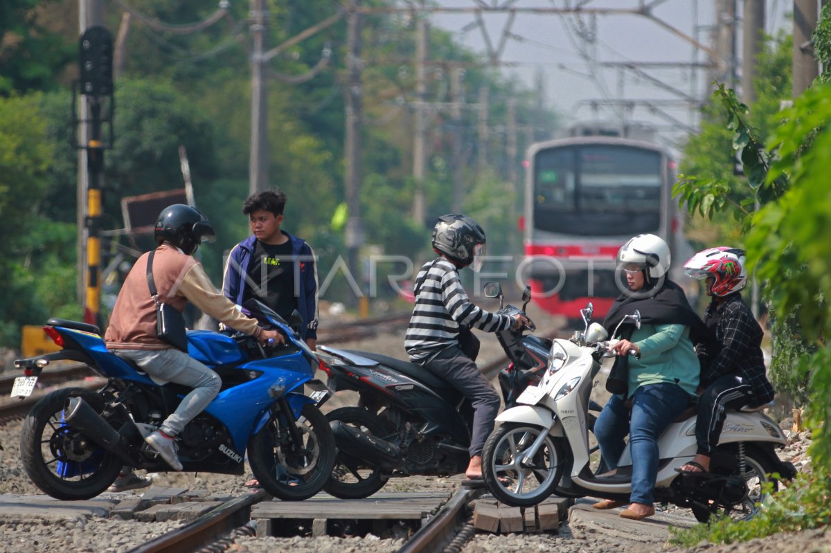 Perlintasan Sebidang Kereta Api ANTARA Foto