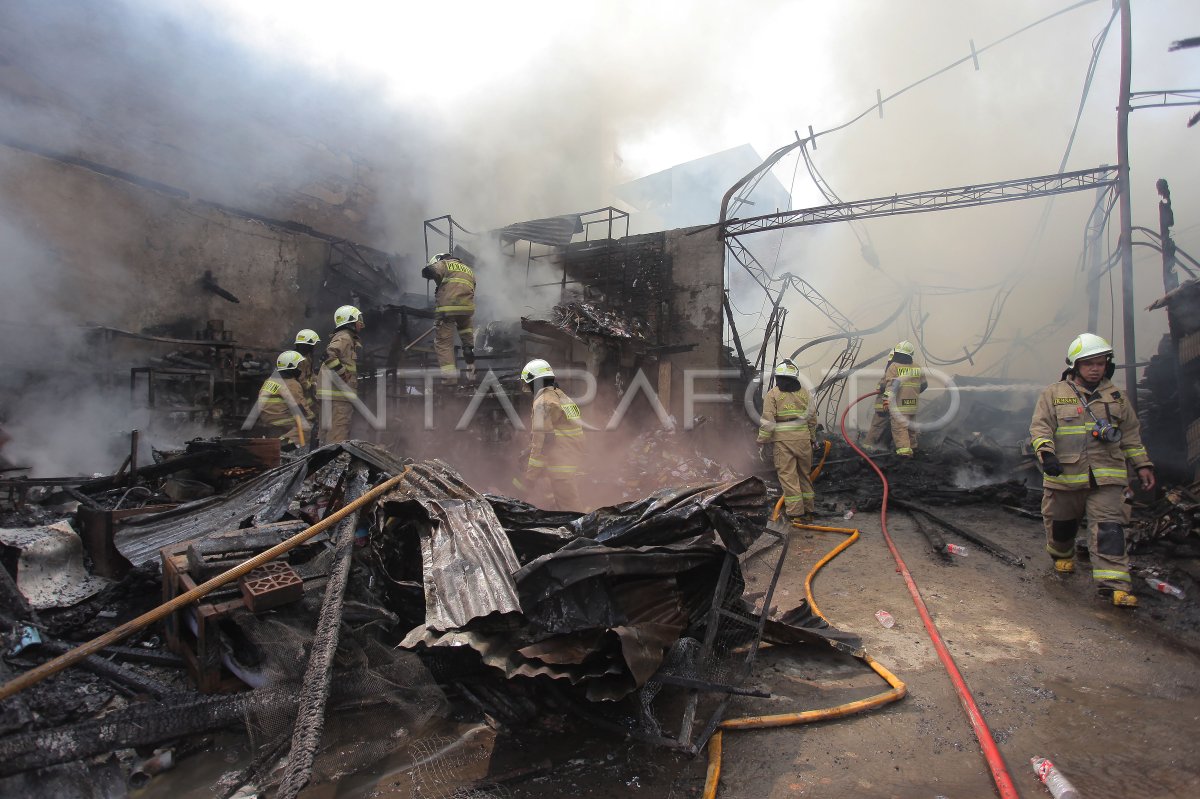 Kebakaran Toko Bangunan Di Jakarta ANTARA Foto